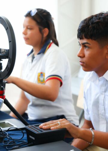 Jornada de preenrolamiento permite a jóvenes del instituto «Acción Cívica» gestionar su DUI