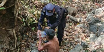 Adulto mayor desorientado es rescatado por la PNC en Chinameca y trasladado a un hospital