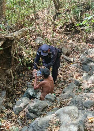 Adulto mayor desorientado es rescatado por la PNC en Chinameca y trasladado a un hospital