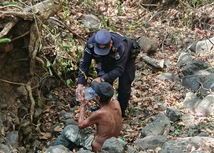 Adulto mayor desorientado es rescatado por la PNC en Chinameca y trasladado a un hospital