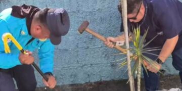 Mujer es sancionada tras instalar clavos peligrosos frente a escuela en Colonia Atlacatl