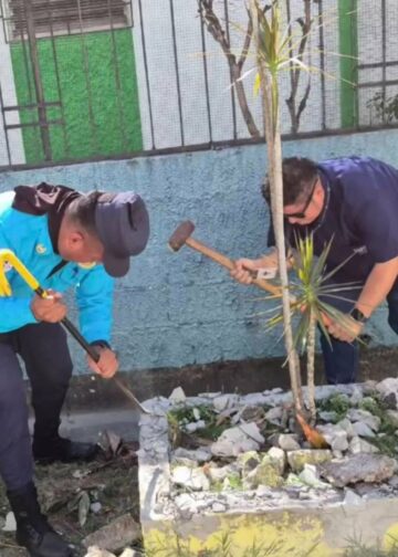 Mujer es sancionada tras instalar clavos peligrosos frente a escuela en Colonia Atlacatl