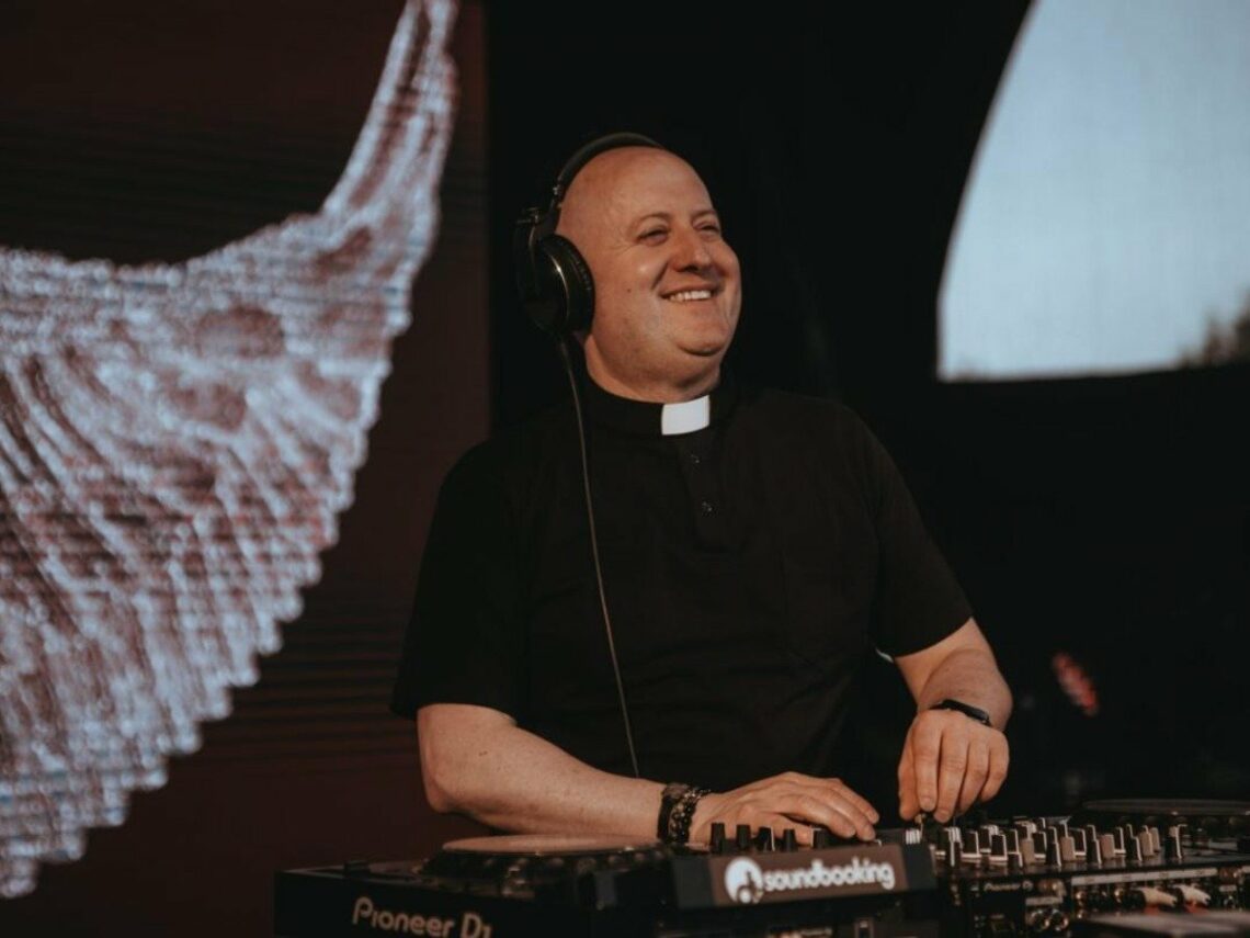 Padre Guilherme mezcla música electrónica y mensajes papales en un concierto histórico en la UCA