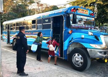 Presencia policial resguarda a usuarios del transporte colectivo desde tempranas horas