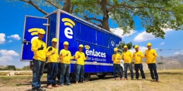 Reos en fase de confianza elaboran pupitres escolares como parte de su proceso de reinserción en El Salvador