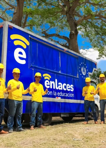 Reos en fase de confianza elaboran pupitres escolares como parte de su proceso de reinserción en El Salvador