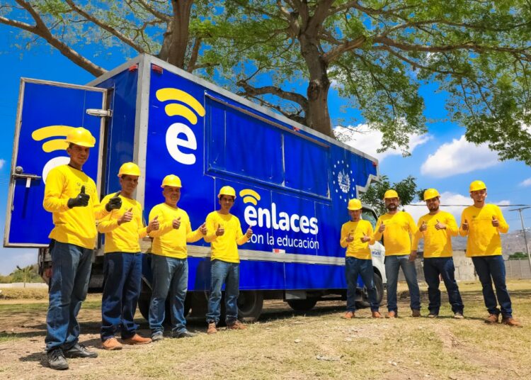 Reos en fase de confianza elaboran pupitres escolares como parte de su proceso de reinserción en El Salvador