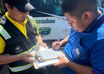 Conductor de la ruta 101-B es sancionado por usar el celular mientras manejaba