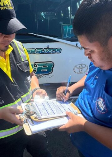 Conductor de la ruta 101-B es sancionado por usar el celular mientras manejaba