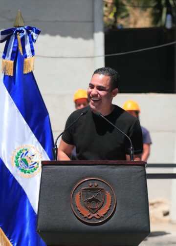 Alcalde Henry Flores anuncia la construcción de 10 casas comunales en Santa Tecla