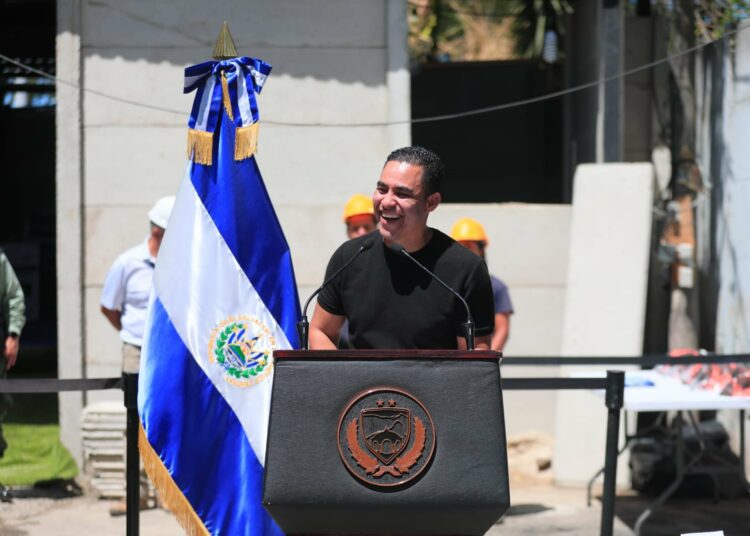 Alcalde Henry Flores anuncia la construcción de 10 casas comunales en Santa Tecla
