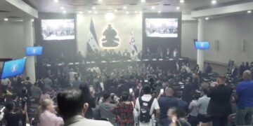 Diputados de Libre protagonizan empujones, trompones y lanzamiento de agua en el hemiciclo