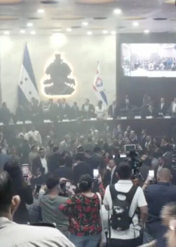 Diputados de Libre protagonizan empujones, trompones y lanzamiento de agua en el hemiciclo