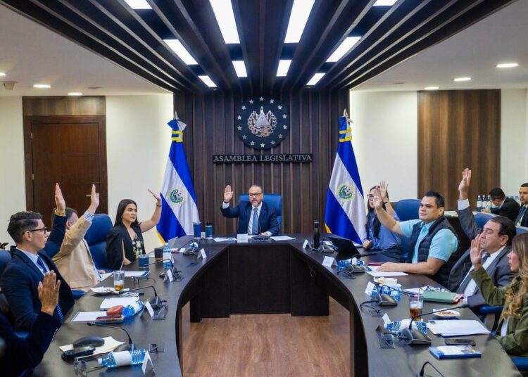 Diputados dan luz verde a penas más severas contra criminales en El Salvador