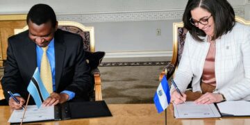 El Salvador fortalece su presencia global al establecer lazos diplomáticos con Botsuana