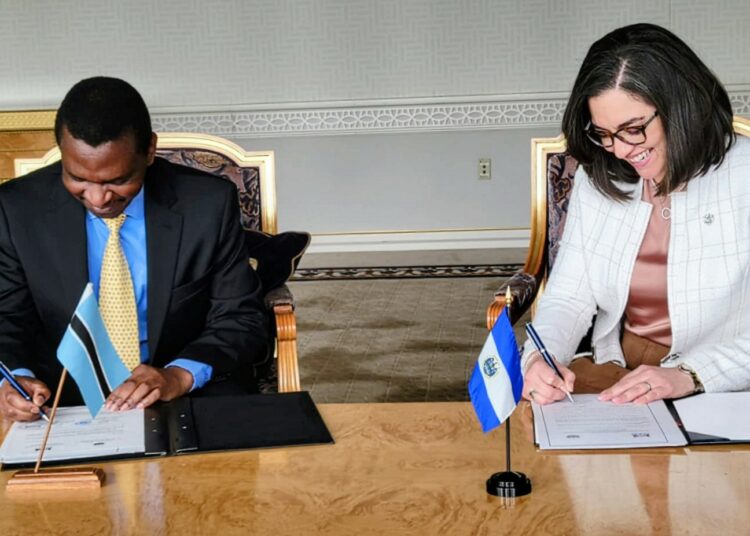 El Salvador fortalece su presencia global al establecer lazos diplomáticos con Botsuana