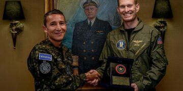 Encargada de Negocios de EEUU y el ministro de Defensa salvadoreño recorren el USS Nimitz durante su misión en la región