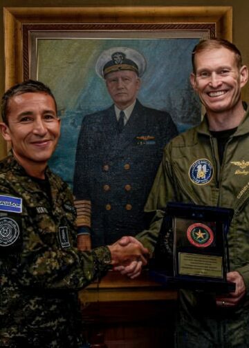 Encargada de Negocios de EEUU y el ministro de Defensa salvadoreño recorren el USS Nimitz durante su misión en la región