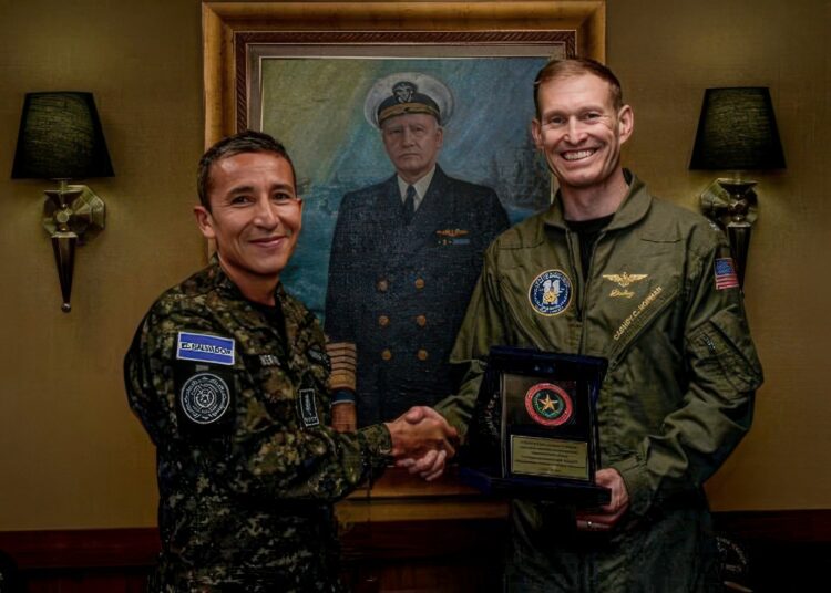 Encargada de Negocios de EEUU y el ministro de Defensa salvadoreño recorren el USS Nimitz durante su misión en la región