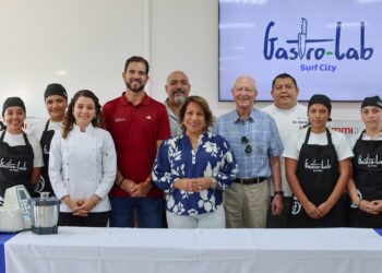 Donación de equipo fortalece la formación práctica de jóvenes en Gastro-Lab Surf City