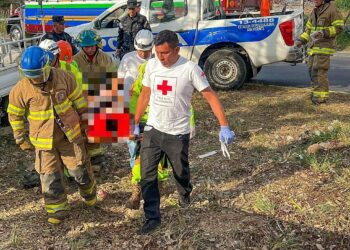 Bomberos rescatan a persona atrapada tras accidente en San Vicente