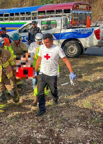 Bomberos rescatan a persona atrapada tras accidente en San Vicente
