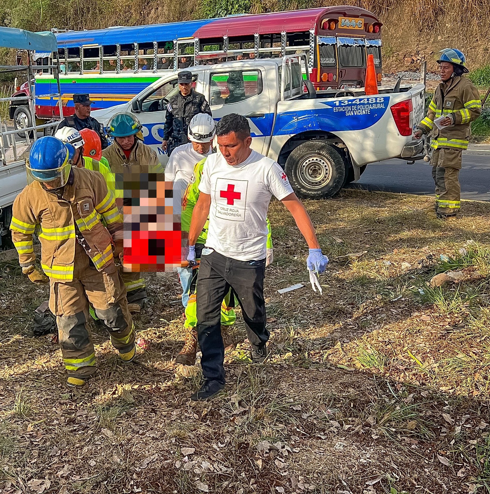 Bomberos rescatan a persona atrapada tras accidente en San Vicente