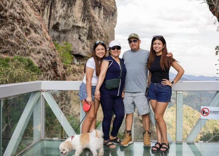 Turistas disfrutan de paisajes, música y ambiente familiar en la Puerta del Diablo