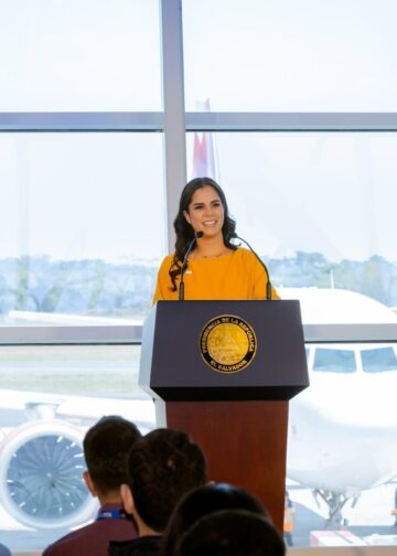 Gabriela de Bukele resalta nuevo enfoque familiar en el Aeropuerto Internacional de El Salvador