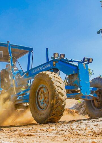 Alcalde Gustavo Acevedo asegura: “Nuestra maquinaria no para ni un día” en la recuperación de calles en Santa Ana Centro