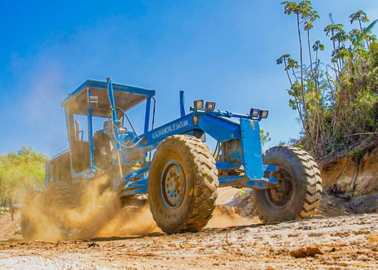 Alcalde Gustavo Acevedo asegura: “Nuestra maquinaria no para ni un día” en la recuperación de calles en Santa Ana Centro
