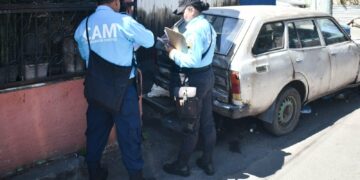 Alcaldía de San Salvador Centro inicia notificación por vehículos abandonados en comunidad Iberia