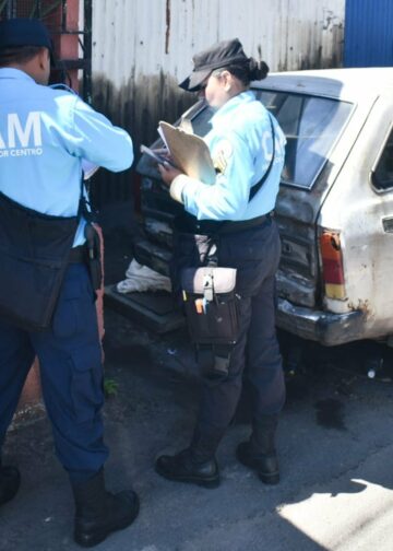 Alcaldía de San Salvador Centro inicia notificación por vehículos abandonados en comunidad Iberia