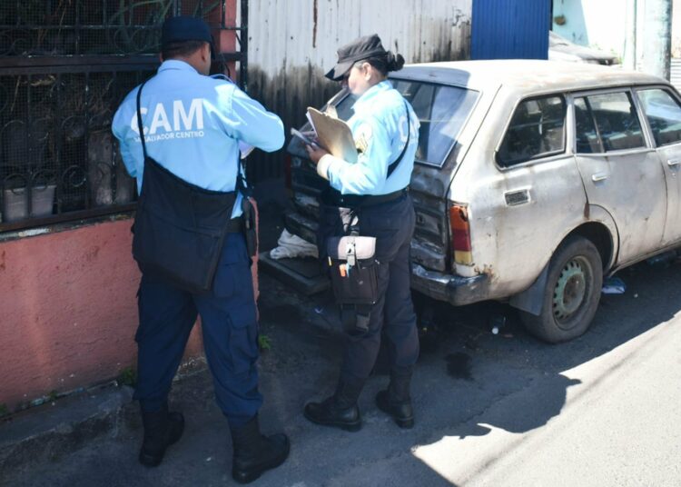 Alcaldía de San Salvador Centro inicia notificación por vehículos abandonados en comunidad Iberia
