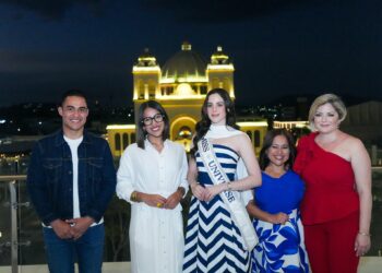 Miss Universo impacta con su visita al centro histórico de San Salvador