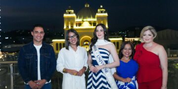 Miss Universo impacta con su visita al centro histórico de San Salvador