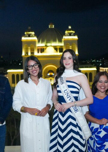 Miss Universo impacta con su visita al centro histórico de San Salvador