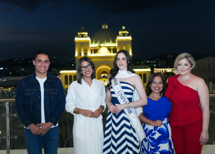 Miss Universo impacta con su visita al centro histórico de San Salvador