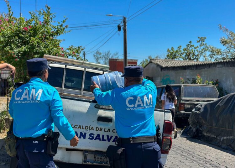 Retiran obstáculos en colonia Libertad tras denuncia ciudadana en San Salvador Centro