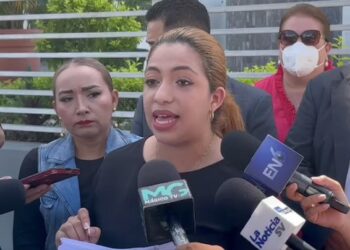 Ivania Cruz se presenta como «abogada», pero su nombre no consta en el registro de la CSJ