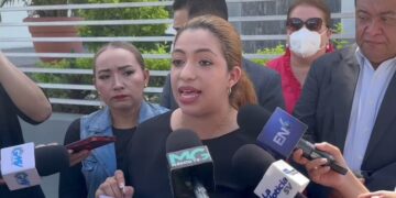 Ivania Cruz se presenta como «abogada», pero su nombre no consta en el registro de la CSJ