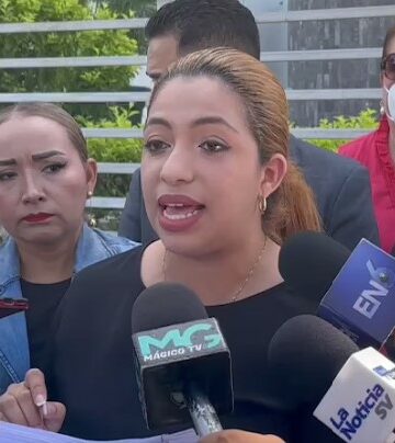 Ivania Cruz se presenta como «abogada», pero su nombre no consta en el registro de la CSJ