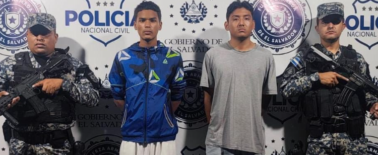 Detienen a dos sospechosos de robo tras persecución policial en Soyapango