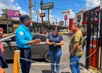 Retiran cadenas colocadas en paso peatonal cerca del centro comercial Árbol de la Paz