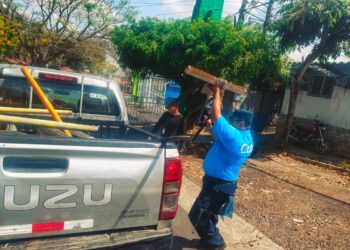 Retiran obstáculos en la Santísima Trinidad durante operativo municipal