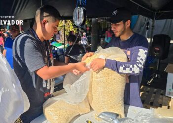 Salvadoreños acuden a los 4 puntos de venta de maíz habilitados por el Gobierno