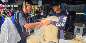 Salvadoreños acuden a los 4 puntos de venta de maíz habilitados por el Gobierno