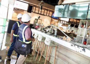 Autoridades inspeccionan incendio en Bambú City center tras confirmarse una víctima fatal