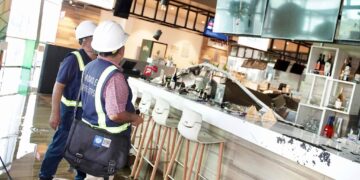 Autoridades inspeccionan incendio en Bambú City center tras confirmarse una víctima fatal