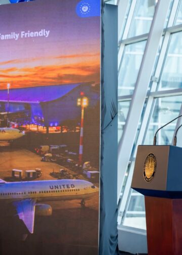 Aeropuerto Internacional de El Salvador recibe el Sello Family Friendly y mejora la experiencia para las familias